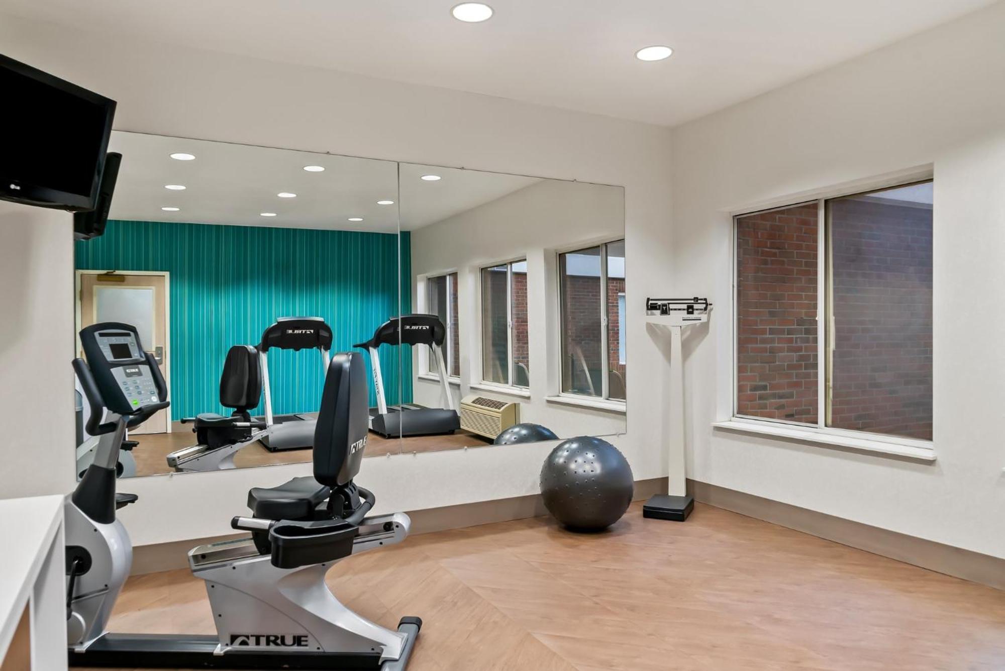 Holiday Inn Express Hotel & Suites Marion By Ihg Esterno foto